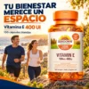 Vitamina E 400 UI Sundown, frasco de 100 cápsulas blandas con una pareja caminando al aire libre.
