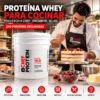 Proteína Whey Foodtech 4 Chef sin sabor 16 lbs para cocinar, balde original junto a pastelero preparando una torta en pastelería profesional.